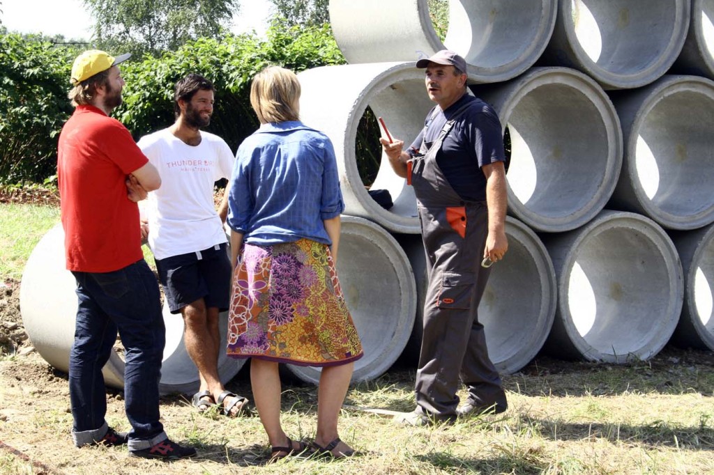 Implementation of the monument of Wilhelm Sasnal in Mościce, from left: Dawid Radziszewski, Wilhelm Sasnal, Ewa Łączyńska-Widz, Mietek, 2010, photo Jolanta Dymon, from the archive of BWA in Tarnów. 