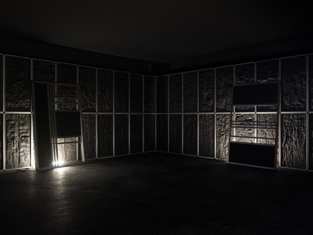 Pièce du silence, 2013-2014 Installation Feutre, cire, plaques en acier, tubes fluorescentes Courtesy Galerie Suzanne Tarasieve, Paris et Galeria Leto, Varsovie Photographie de Marc Domage 