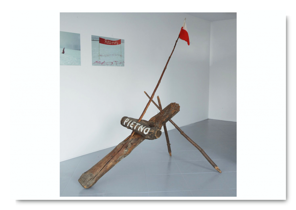 Jerzy Bereś, Stigma/Piętno, 1982, wood, metal nail, fabric, paint, 200 x 95 x 161 cm