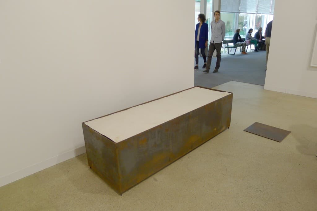 Mirosław Bałka, 41 x 31 x 1, 190 x 60 x 54, 1992 Steel, earth, electric blanket, felt, dimensions same as title in centimetres Artwork at Galerie Nordenhake, Halle 2.1 P13, photo Andrzej Szczepaniak for Contemporary Lynx