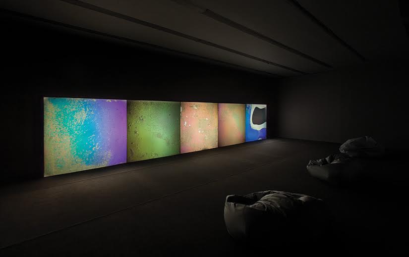 Gustave Metzger, Liquid Crystals Environment, 1965–1998, installation in the Centre of Contemporary Art Znaki Czasu in Toruń, 5 slide projectors, liquid crystals, glass slides, mechanical control, dimensions variable, courtesy of the artist and Migros Museum für Gegenwartskunst in Zurich, photo Wojciech Olech