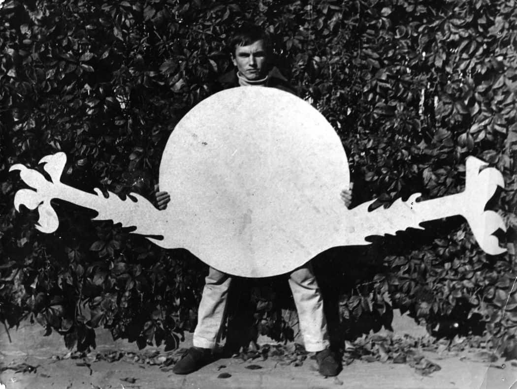 Jerzy Ryszard ‘Jurry’ Zieliński with Spatial Forms in front of the artist’s studio, 1969 © Estate of the artist Photo: Jan ‘Dobson’ Dobkowski Courtesy Galeria Zderzak, Kraków 