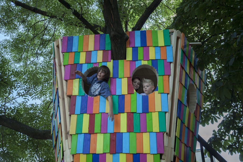 Cecylia Malik i Niedzielni, A house on an ash-tree, Wroclaw – Backyard Door, fot. Alicja Kielan