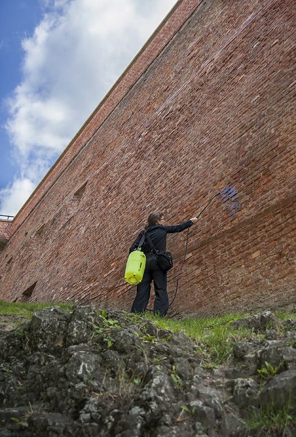 „CCA Wawel Castle”: Magdalena Lazar, „Siew rzutowy mokry”, photoperformance, 2012, photo: Natalia Wiernik