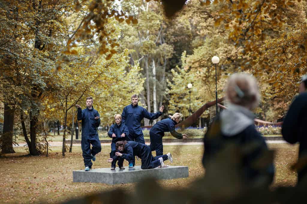 Alicja Rogalska, Precarious Workers’ Monument, 2015, performance, photo Bogna Kociumbas