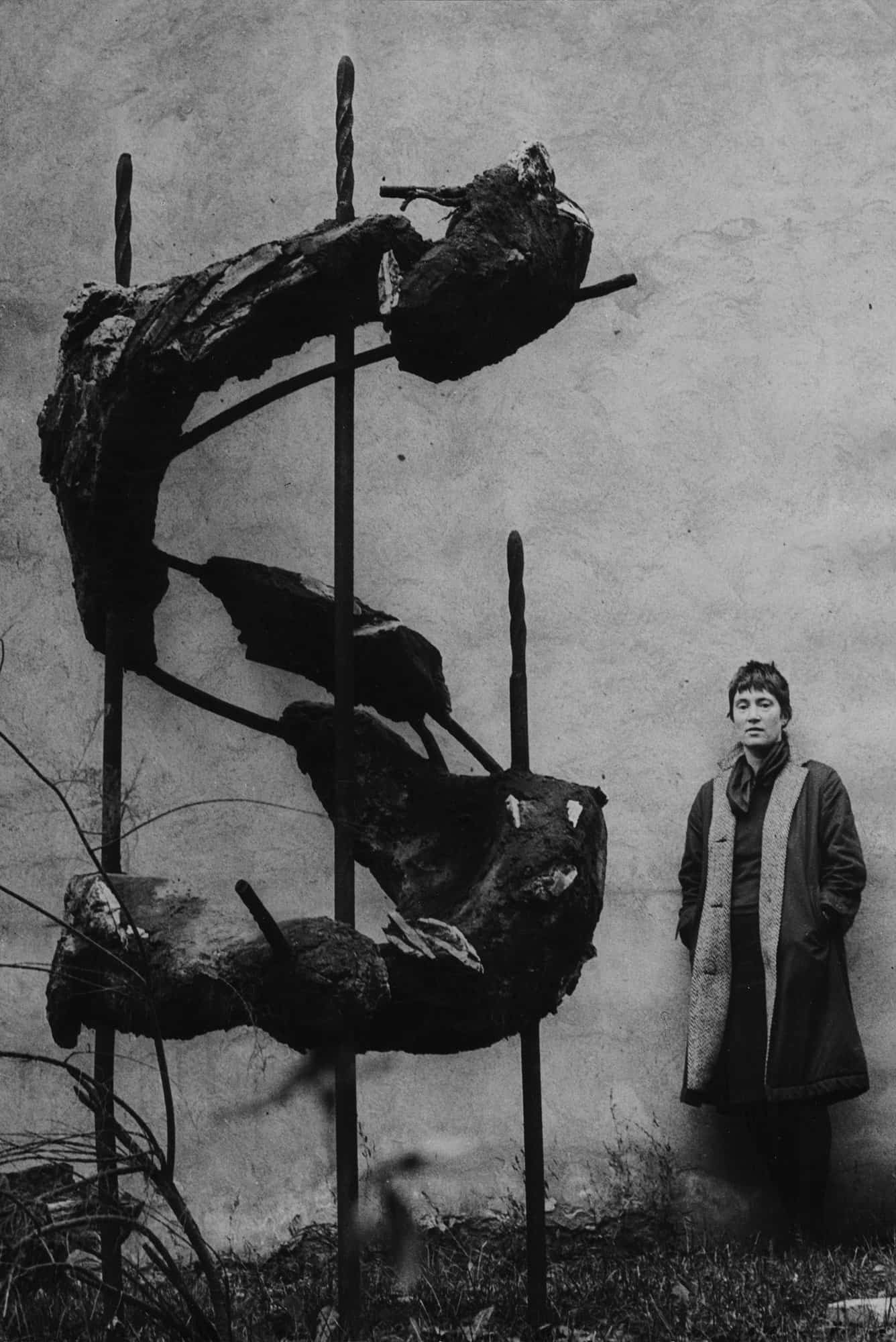 Magdalena Więcek with sculpture “S symbol of Sulfur”, 1962, concrete, steel, 300 cm, courtesy of Magdalena Więcek Estate