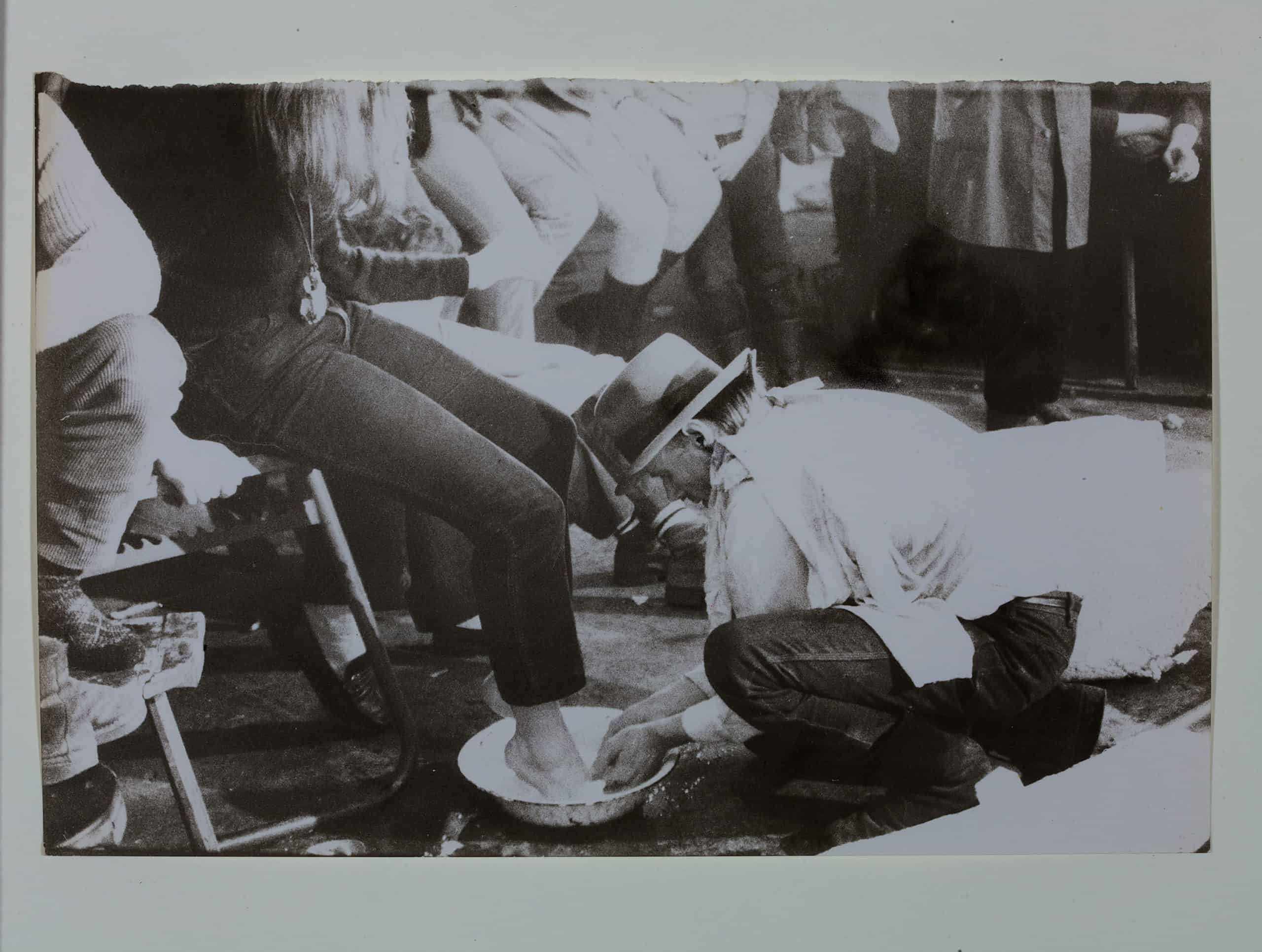 Ute Klophaus, Aktion Celtic in der Klasse von Joseph Beuys in der Kunstakademie Düsseldorf, 1971, Kunstpalast Düsseldorf, Archiv künstlerischer Fotografie der rheinischen Kunstszene (AFORK), Foto: © Kunstpalast - Horst Kolberg – ARTOTHEK, © Nachlass Ute Klophaus / Joseph Beuys © VG Bild Kunst, Bonn, 2020