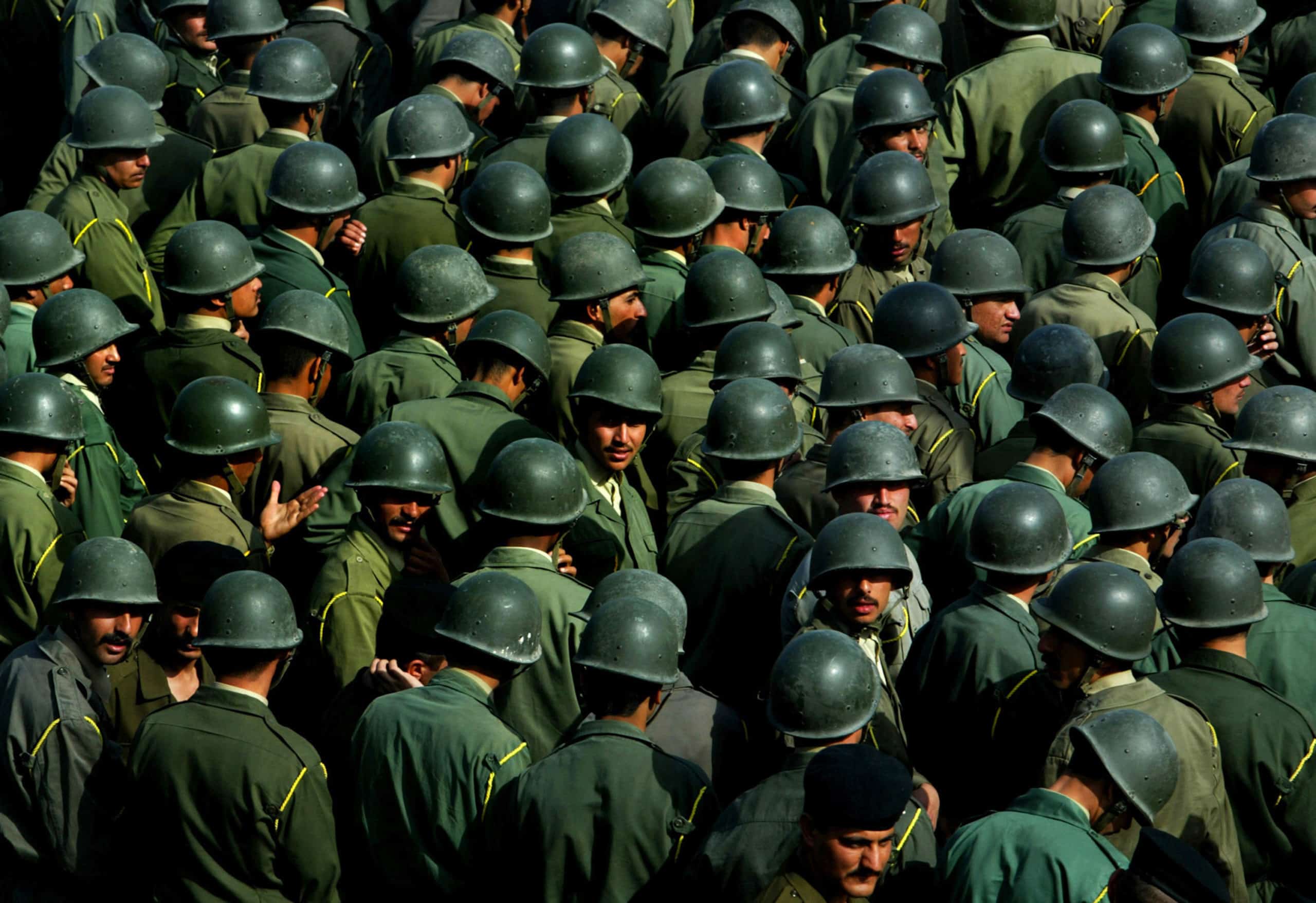 Carolyn Cole, Iraqi police offers line up in combat gear to take part in one of several war- preparation exercises, Baghdad, Iraq, 2003. © Carolyn Cole / Los Angeles Times 