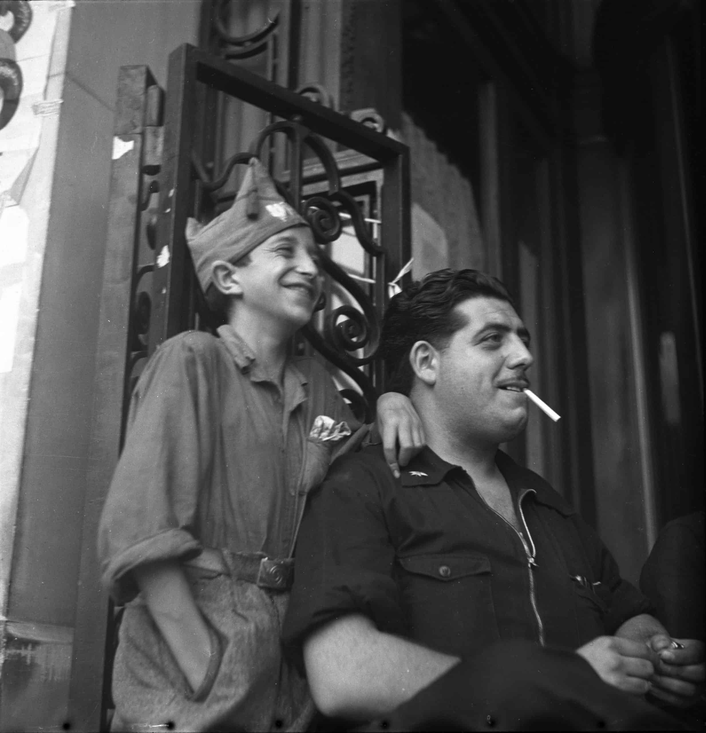 Gerda Taro, Man with child in militia dress, Barcelona, Spain, August 1936. © International Center of Photography, New York 