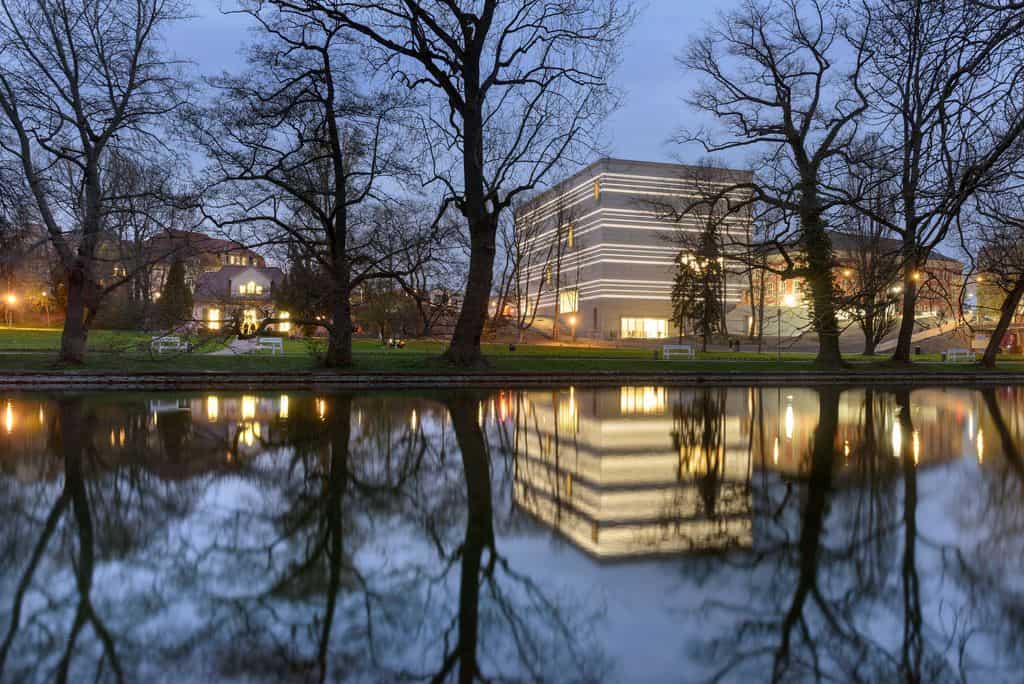 Bauhaus-Museum Weimar vom Weimarhallenpark am Abend, Klassik Stiftung Weimar / CLAUS BACH® PHOTOGRAPHY