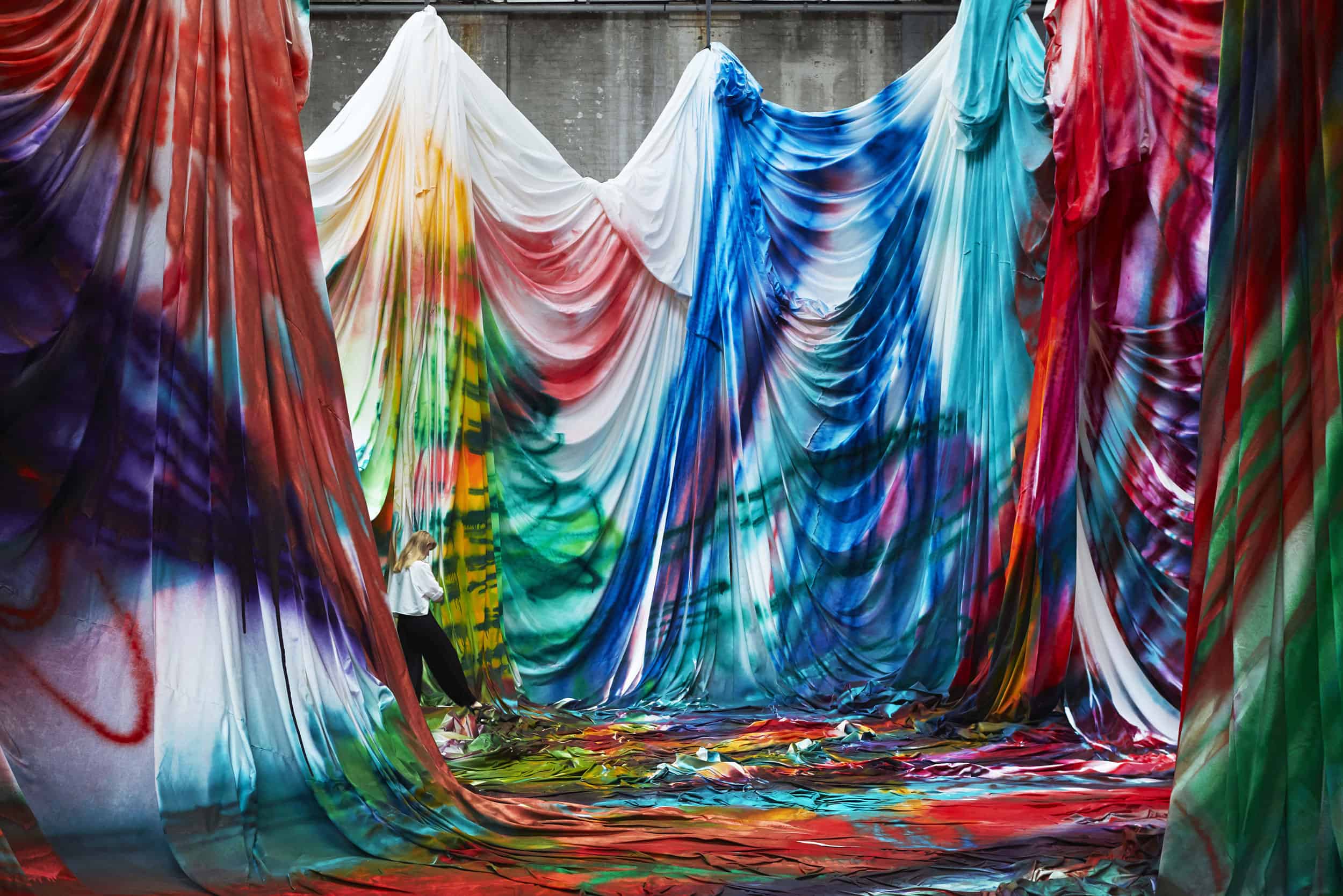 Katharina Grosse, The Horse Trotted Another Couple of Metres, Then It Stopped, 2018, Carriageworks, Sydney, acrylic on fabric, 1.000 x 4.600 x 1.500 cm; Soil, wood, acrylic, styrofoam, clothing, acrylic on glass-fibre, reinforced plastic, © Katharina Grosse and VG Bild-Kunst, Bonn, 2019 / Commissioned by Carriageworks, Sydney Courtesy Gagosian / Foto: Zan Wimberley