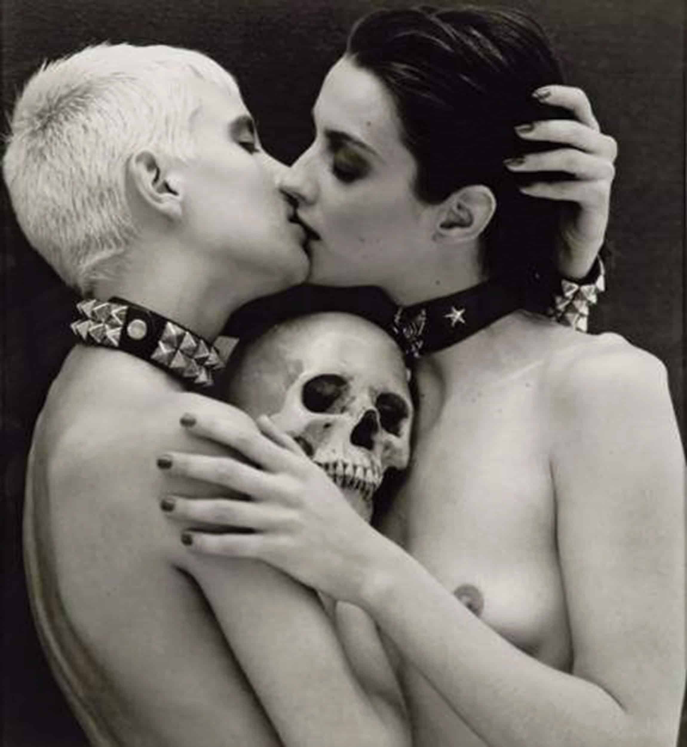 David Bailey, Angie Hill and Catherine Bailey Kissing, 1986, cm 48x46, vintage gelatin silver print, ed. 1/5, Courtesy Collezione Ettore Molinario, ©David Bailey