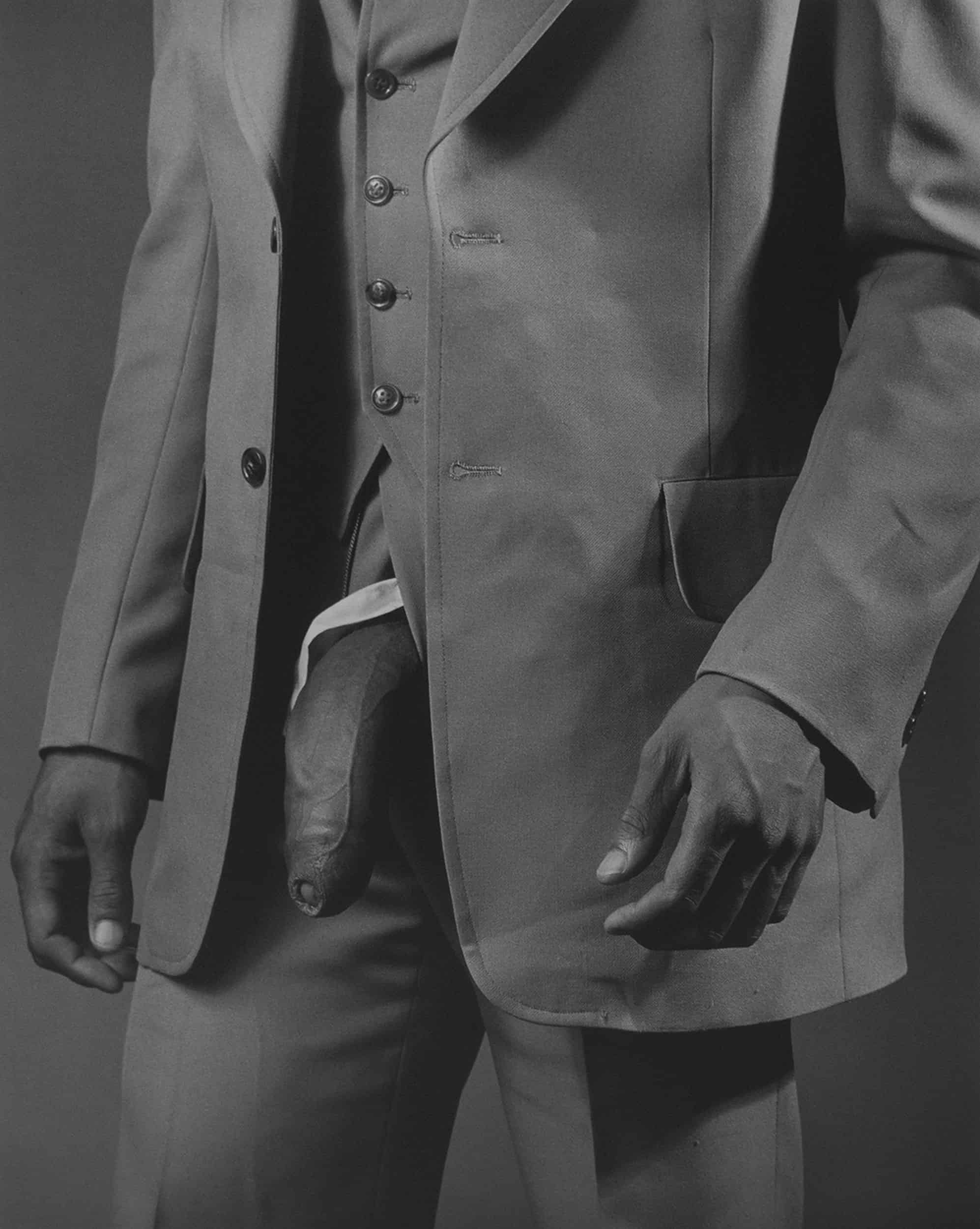 Robert Mapplethorpe, Man in polyester suite, 1980, cm 51x41, gelatin silver print, ed. 3/15, Courtesy Collezione Ettore Molinario, ©The Estate of Robert Mapplethorpe