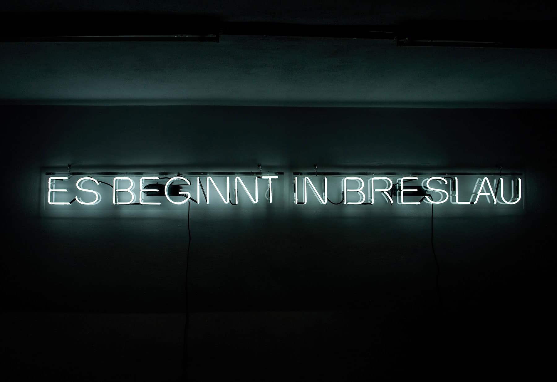 Rafał Jakubowicz, Es Beginnt in Breslau, 2008, neon, 20 x 260 x 9 cm, ed. 1/1 + AP. DTZSP collection