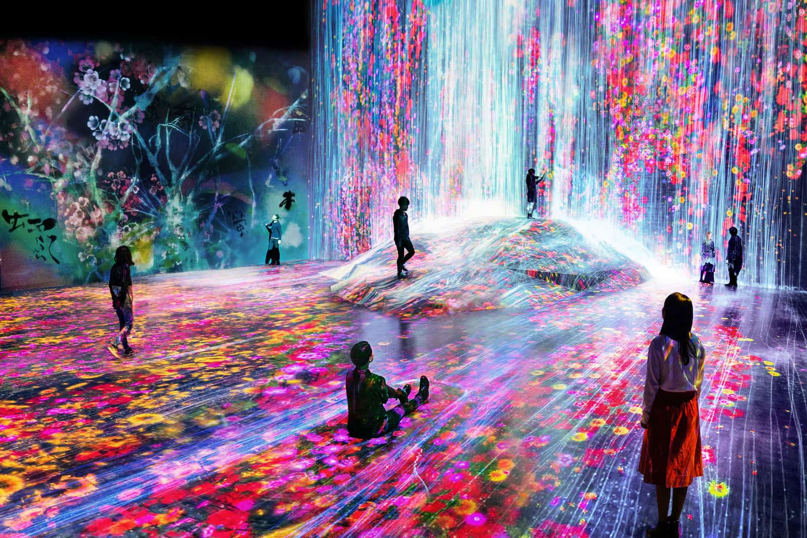 teamLab, Universe of Water Particles in the Tank, Transcending Boundaries 2019, Interactive Digital Environment, Copyright teamLab, Image Courtesy PACE Gallery / Superblue