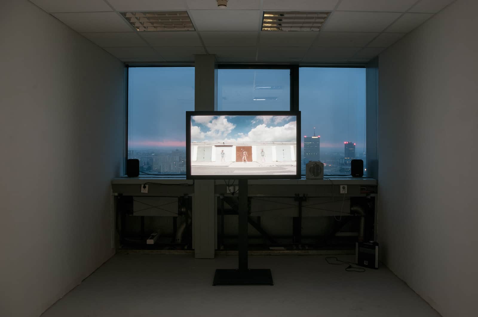 exhibition in the offices in the Blue Skyscraper located at Plac Bankowy in Warsaw, photo by Kacper Minicel