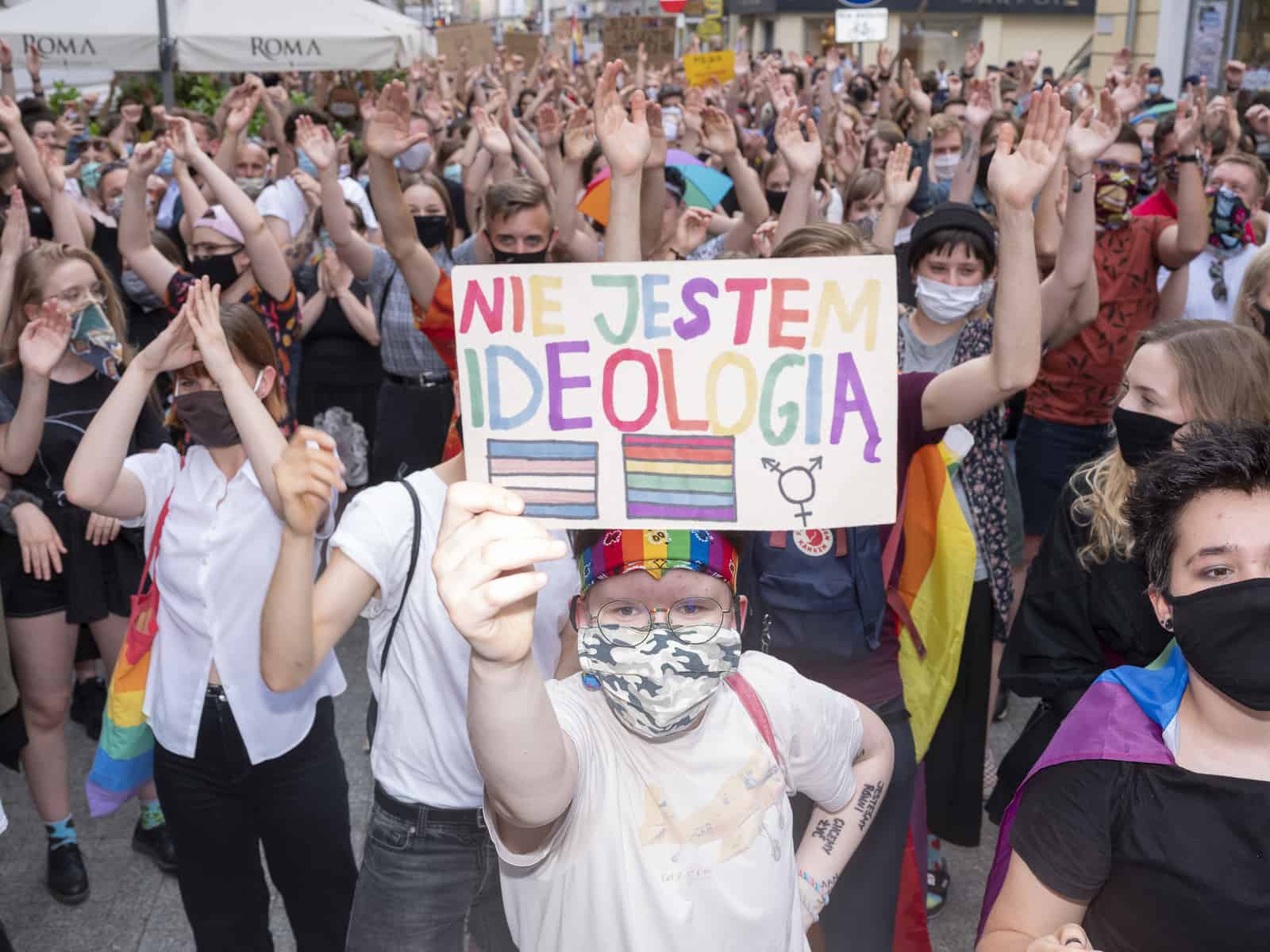 Poznań 18.06.2020 Manifestacja w obronie osob LGBT+ przed siedziba Grupy Stonewall. (c) Michał Adamski