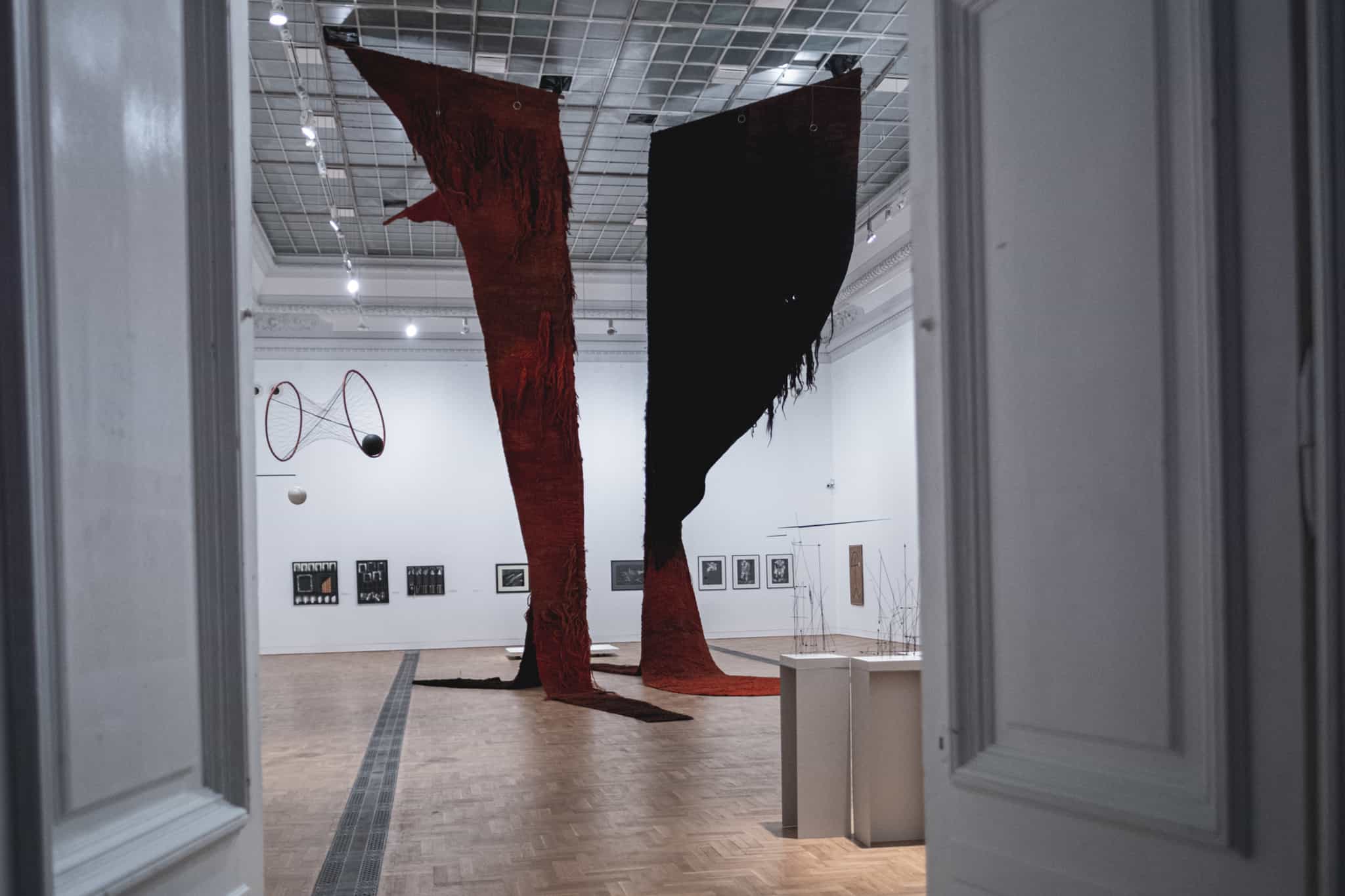 Magdalena Abakanowicz, Monumental Composition, 1973–1975, sisal, linen, wool, Museum of the Origins of the Polish State in Gniezno, deposit at the Central Museum of Textiles in Łódź, photo: Monika Stolarska/Zachęta archive