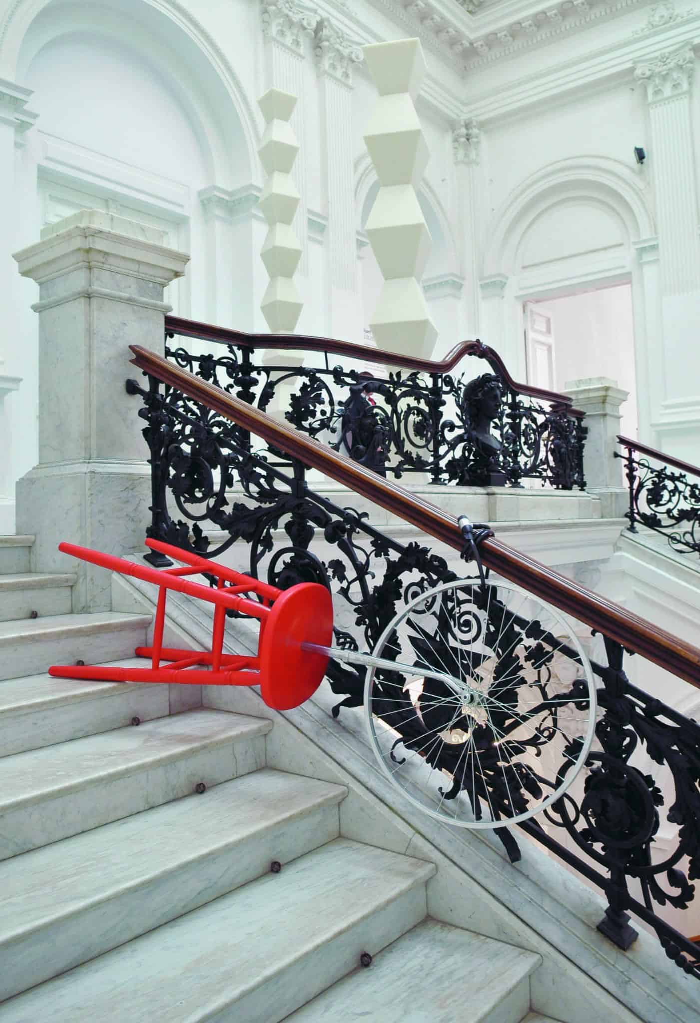 Cezary Bodzianowski, Giro d’Italia, 2007, wooden stool, bicycle wheel, lock, Zachęta — National Gallery of Art, photo: Marek Krzyżanek/Zachęta archive