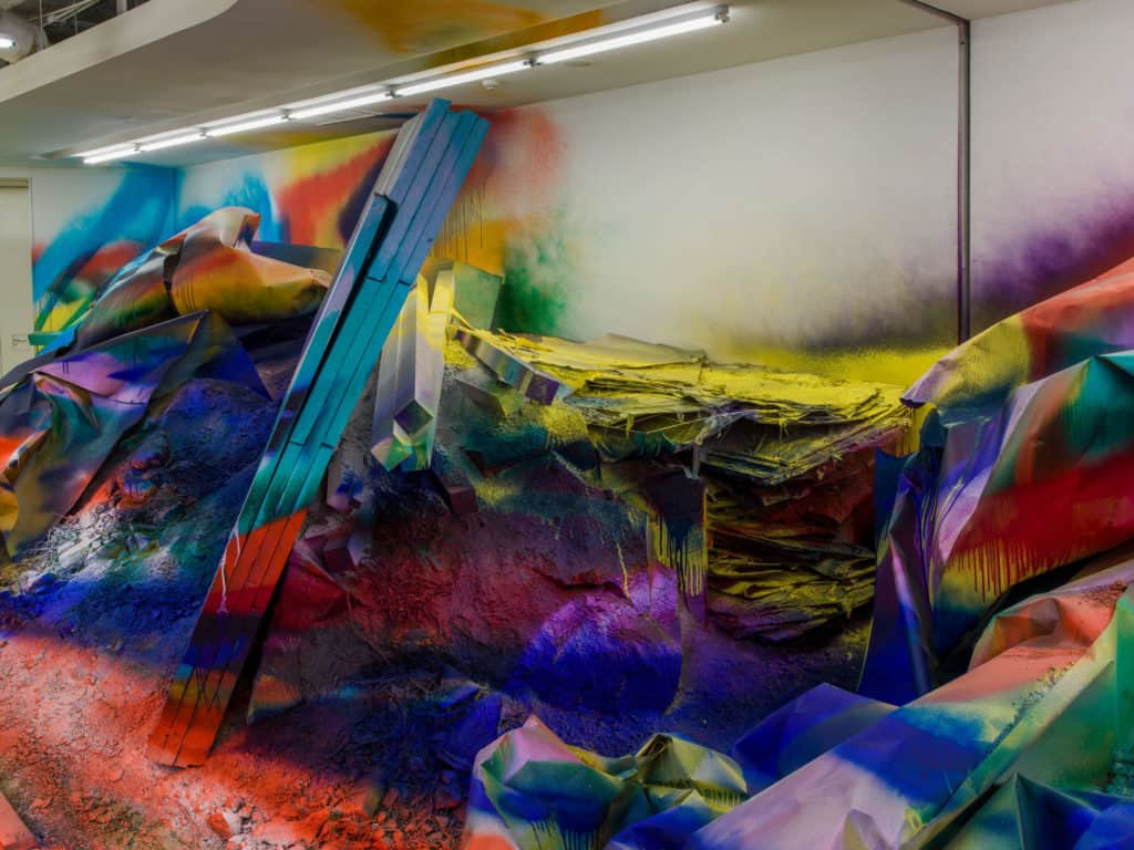 Katharina Grosse, Mumbling Mud – Underground, 2018, chi K11 art museum, Shanghai, China, Acryl auf Erde und diversen Gegenständen, 370 x 1.620 x 2.400 cm, © Katharina Grosse und VG Bild-Kunst, Bonn, 2019; Commissioned by chi K11 art museum; Courtesy Galerie nächst St. Stephan/Rosemarie Schwarzwälder, Wien / Foto: JJYPHOTO