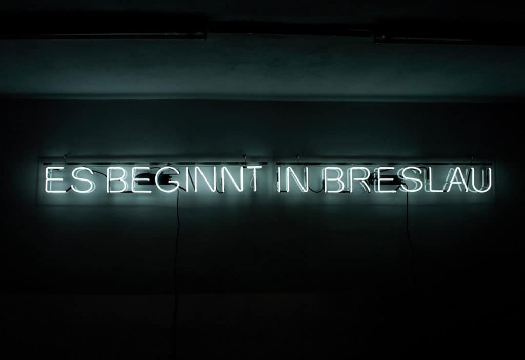 Rafał Jakubowicz, Es Beginnt in Breslau, 2008, neon, 20 x 260 x 9 cm, ed. 1/1 + AP. DTZSP collection