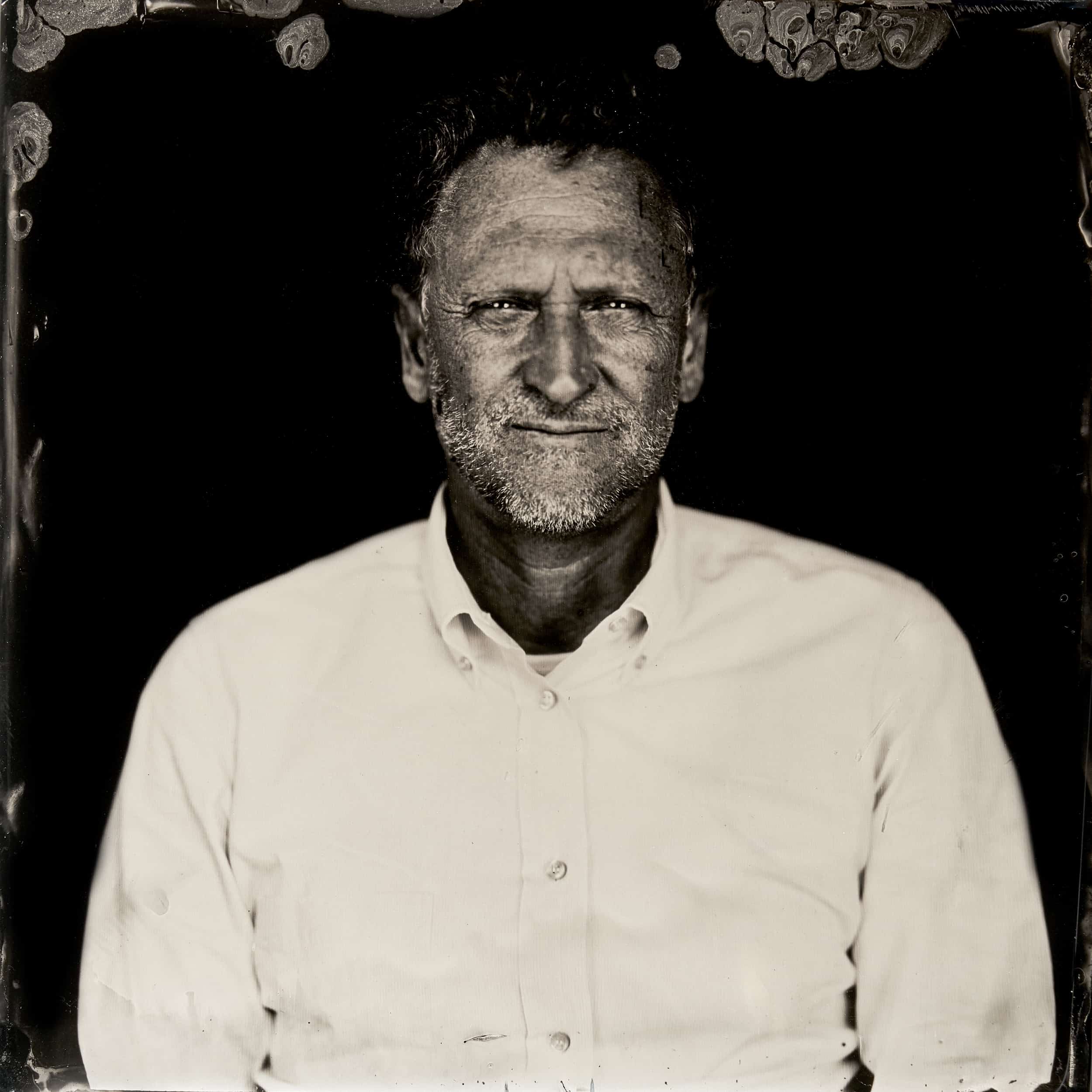 Marcin Gierat, Portrait of Luigi Lucchetta, CEO Barovier&Toso, 2019. Fotografia al Collodio Umido su vetro di Murano. 25x25 cm. Courtesy of the artist and Zuecca Projects, Venice