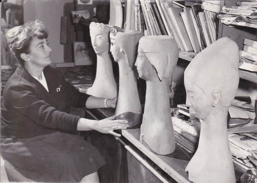 Wanda Gosławska with busts for the display of jewellery for the Jablonex shop on Żurawia Street in Warsaw