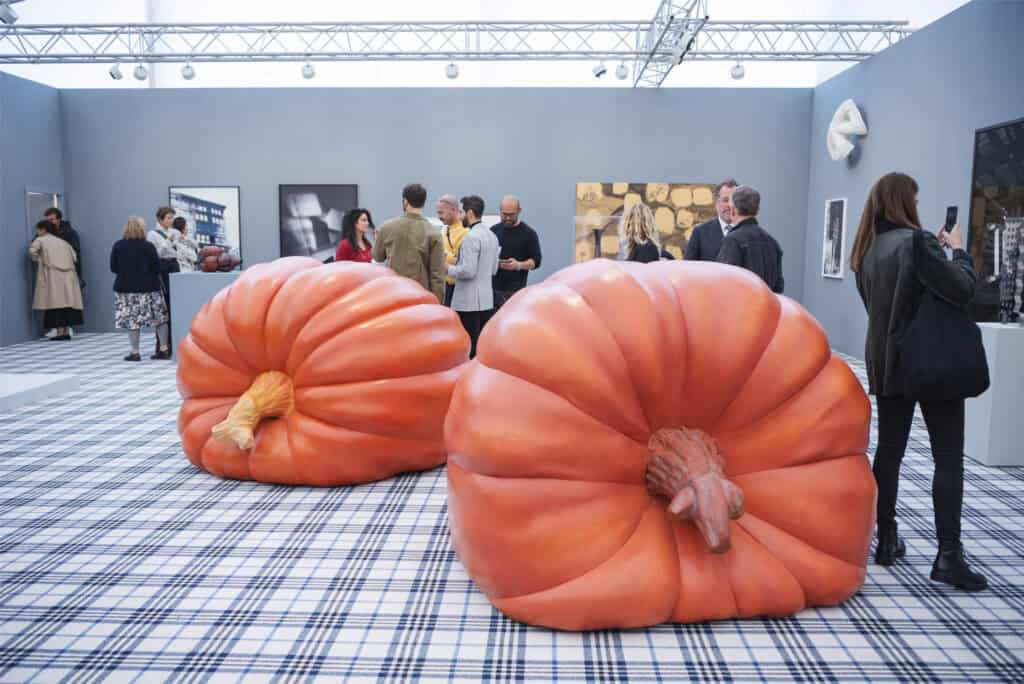 Thomas Dane Gallery, Frieze London 2022, Photo by Linda Nylind. Courtesy of Frieze and Linda Nylind.