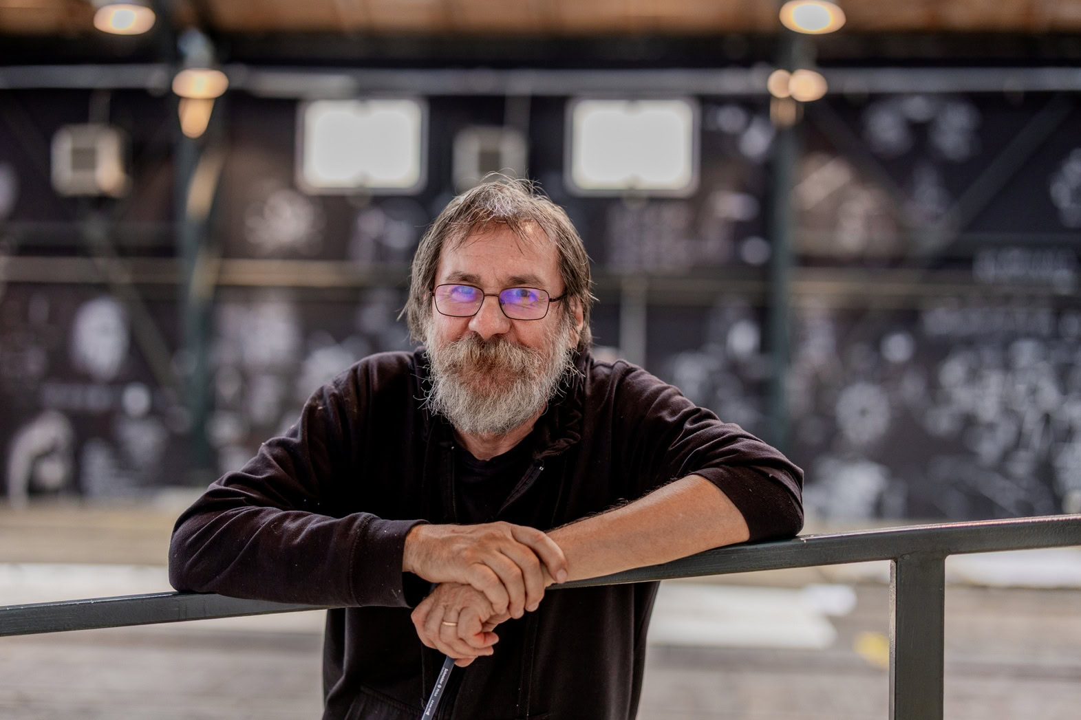 Dan Perjovschi, portrait, photo by Andrada Maria Ușvat. Courtesy of Muzeul Corneliu Miklosi