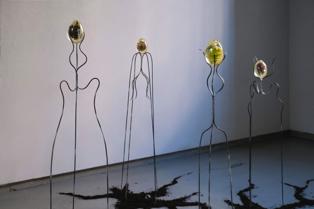 Ivy Chilelli, KIN OMNIA, 2023, resin, iron, clay, soil, 160X300X500 cm. ph Lorenzo Lanzo