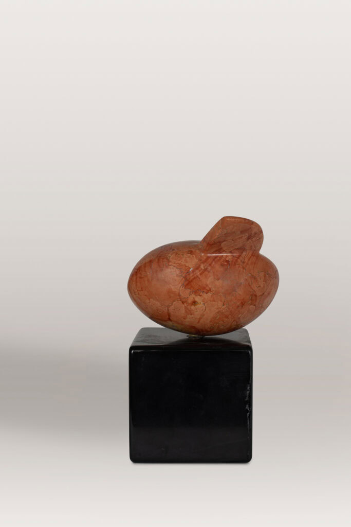 Maria Papa Rostkowska, l’oiseau du bonheur, 1985 ca., Red marble from Ferrara and Belgian black marble 25 x 18 x 14 cm, Signed “MPAPA” under the sculpture. Courtesy of Diane de Polignac Gallery