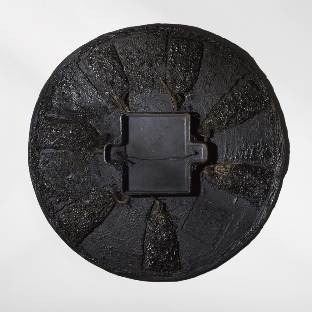 Form, 1987, pins, wire, string, wood, canvas, iron, acrylic, ∅ 100 × 10 cm