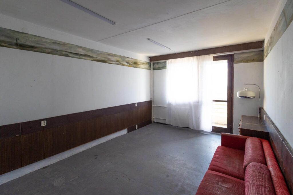 Karina Synytsia, I Hope the Sky Won’t Fall into the Sea, 2024, wall painting and embroidery on fabric in the room 1416 in Intourist-Zakarpattia hotel, Uzhgorod, Ukraine. Photo: Mykhaylo Melnychenko. Courtesy of the artist.