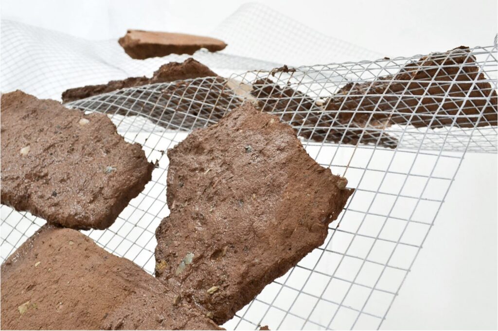 Gianine Tabja, Materiality and impermanence, 2018. Clay, mud, metal mesh, water, cement plates, variable measures. Photo by the artist