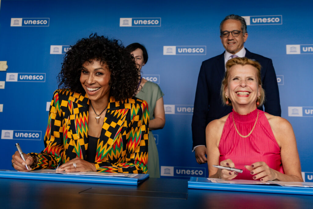 Omenaa Mensah and Åsa Regnér signing the framework agreement between the Omenaa Foundation and UNESCO, in the presence of the UNESCO Director-General