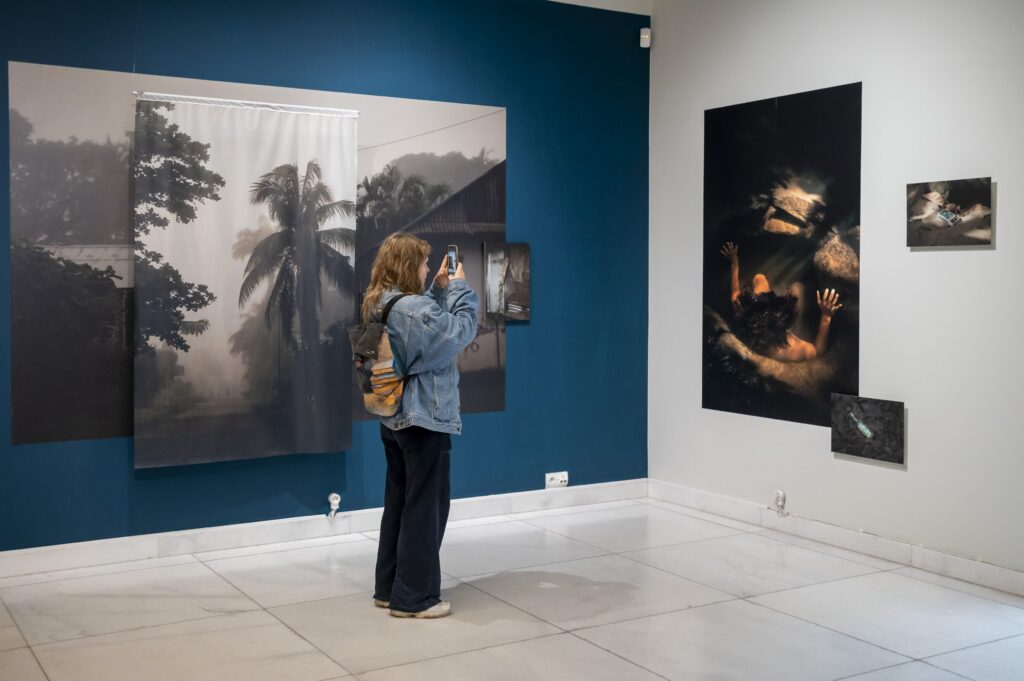 W Ramach Sopotu Photo Festival 2026, curatorial guided tour of the exhibition _Shape of Stories. French Photography_ at PGS Sopot, 4.09.2026. Photo by Anna Bobrowska