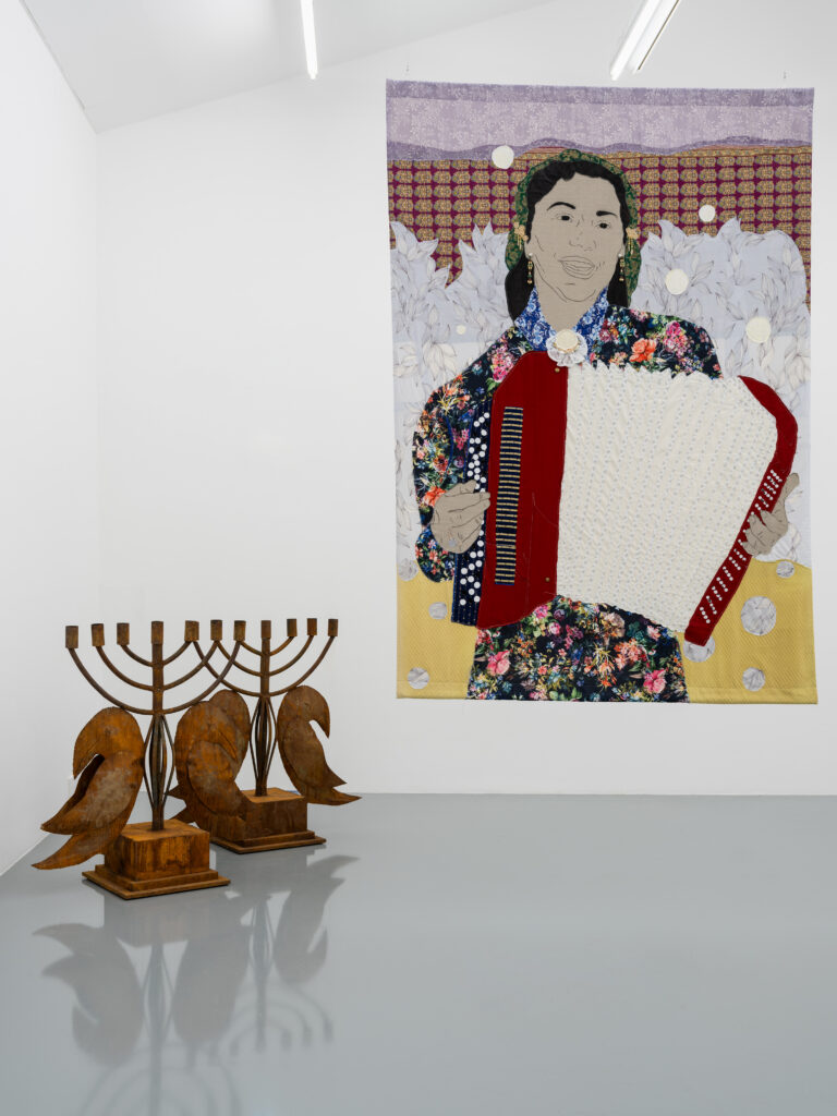 Małgorzata Mirga-Tas, Sofia Taikon, 2023. Courtesy Foksal Gallery Foundation, Warsaw. Zuzanna Hertzberg, Bird Menorah, 2023. View of the exhibition "Familiar Strangers. Une Pologne multiple", 49 Nord 6 Est – Frac Lorraine, Metz, 11.09.2026–14.02.2027. Photo by Fred Dott