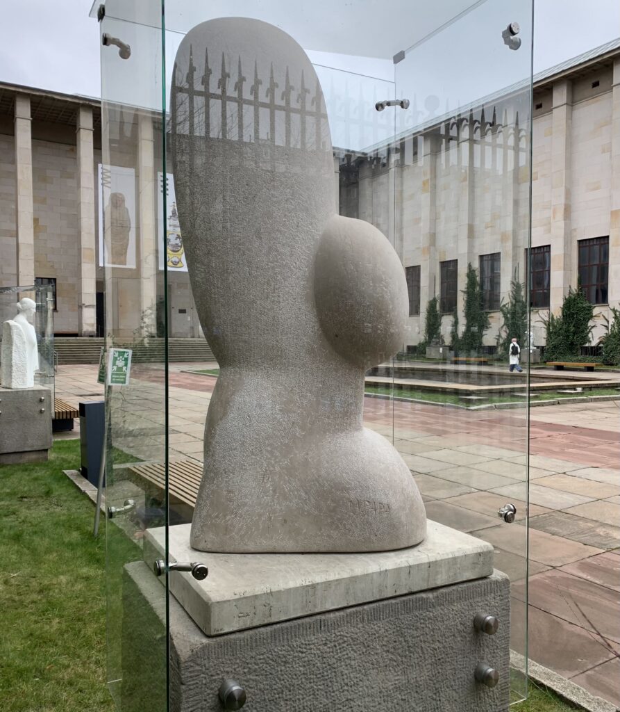 Maria Papa Rostkowska, Venus. In front of the main building of the National Museum in Warsaw. Photo Nicolas Rostkowski
