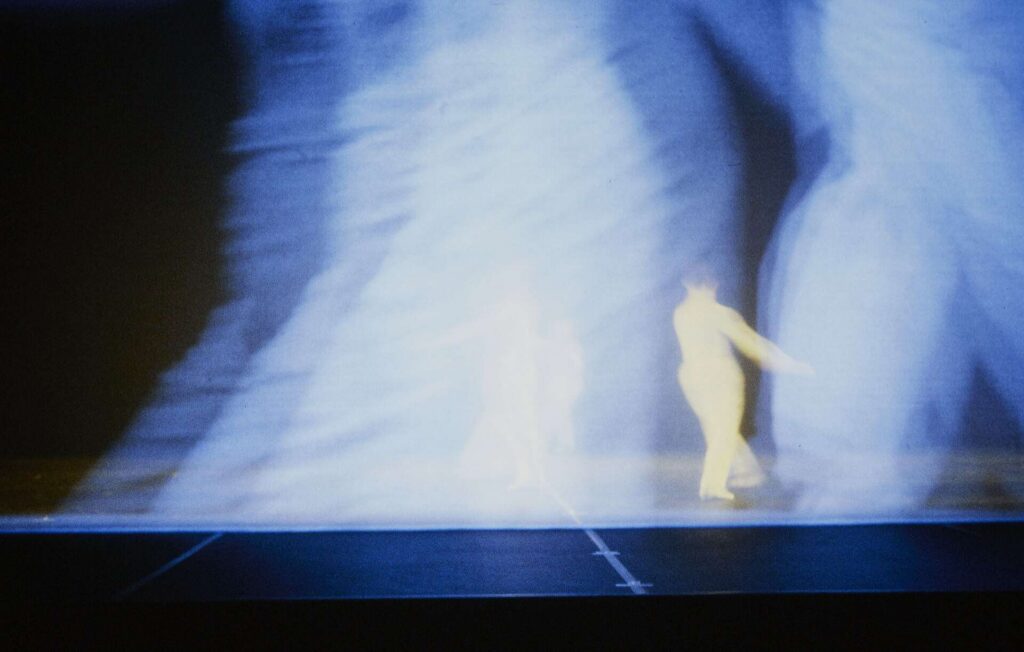 Lucinda Childs Dance Company, Rhythm Plus and Dance, Festival d’Automne, Paris, 1991. Photograph from the collection of the Bibliothèque nationale de France.